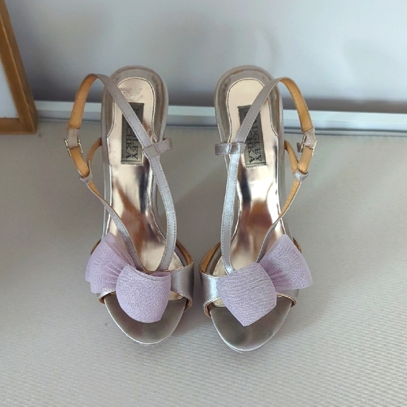 Badgley Mischka Shoes - Badgley Mischka Champagne Color Heels with Bow Size 7.5